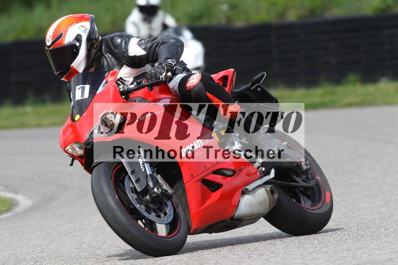 Archiv-2025/10 23.04.2025 Cornu Master School ADR/rot-rouge/61